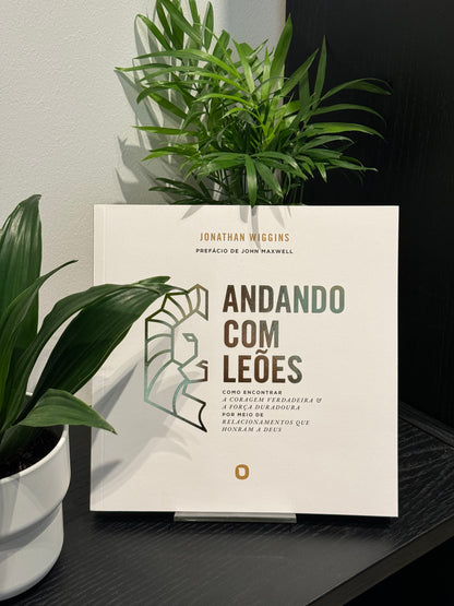 Andando Com Leões | Jonathan Wiggins
